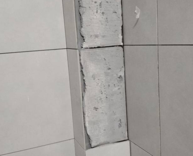 泉港瓷砖空鼓维修公司分享下瓷砖施工前基层浇水润湿程度不足，可能导致以下问题